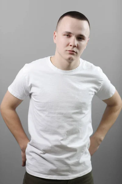 Estúdio Retrato Belo Jovem Confiante Camisetas Brancas Casuais Com Mock — Fotografia de Stock