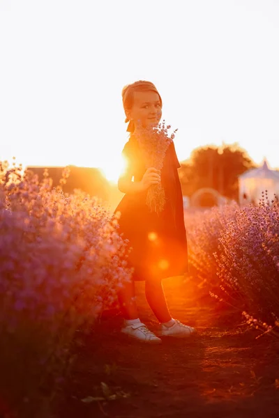 Elinde Bir Demet Lavanta Çiçeğiyle Gülümseyen Tatlı Bir Kızın Portresi — Stok fotoğraf
