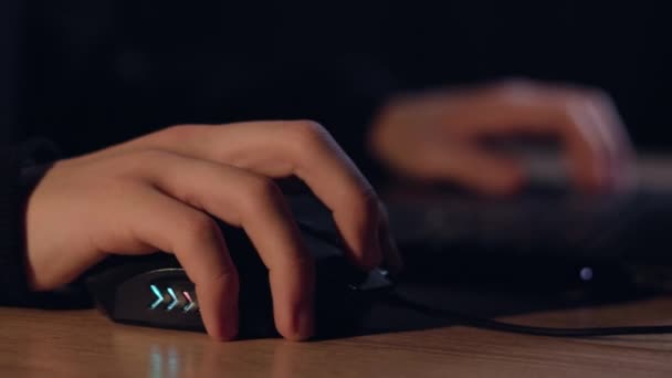 コンピュータのマウスを使用して男のゲーマーの手のクローズアップは 夜にビデオゲームをプレイしています 男性ハッカーは ソフトウェアコードのための技術に関するシステム コーディングやデータ分析プログラマ 開発者や従業員に侵入します — ストック動画
