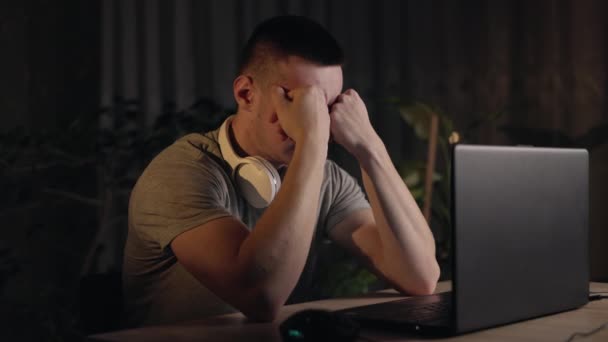 Slaperig Vermoeide Jonge Mannelijke Student Studeert Avonds Laat Bij Laptop — Stockvideo