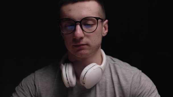 Jeune Homme Joueur Dans Des Lunettes Avec Réflexion Écran Écouteurs — Video