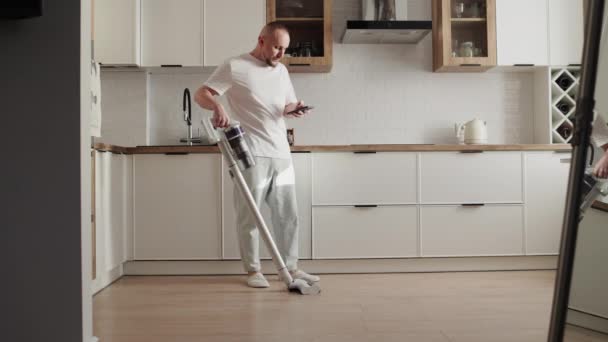 Homem Alegre Limpar Chão Homem Está Limpando Com Aspirador Sem — Vídeo de Stock