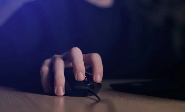 コンピュータのマウスを使用して男のゲーマーの手のクローズアップは 夜にビデオゲームをプレイしています 男性ハッカーは ソフトウェアコードのための技術に関するシステム コーディングやデータ分析プログラマ 開発者や従業員に侵入します — ストック写真