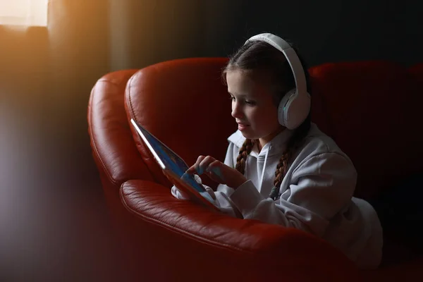 Menina Adolescente Concentrada Fones Ouvido Joga Jogo Comunicar Internet Mídia — Fotografia de Stock