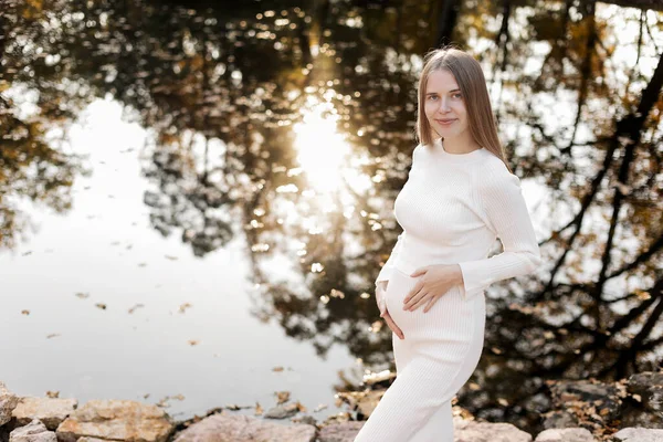 Día Las Madres Hermosa Joven Embarazada Vestido Punto Apretado Blanco — Foto de Stock