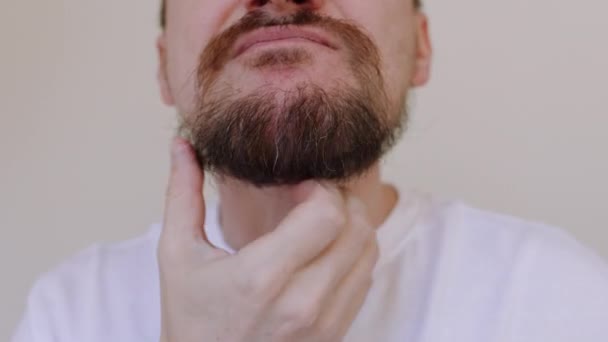 Mano Del Hombre Tiro Recortado Rascarse Barbilla Sin Afeitarse Hombre — Vídeo de stock