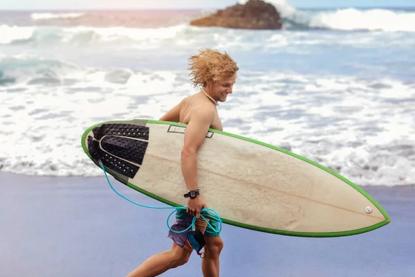 Ajuste Jovem Surfista Com Cabelo Louro Encaracolado Com Prancha Surf — Fotografia de Stock
