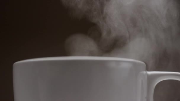 Парочка Білої Чашки Окропом Трохи Пари Піднімається Чашки Гарячої Кави — стокове відео