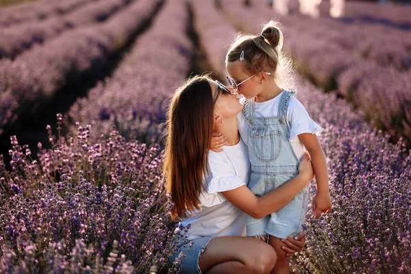Счастливая Семья Фиолетовом Поле Лаванды Молодая Красивая Мать Ребенок Девочка — стоковое фото