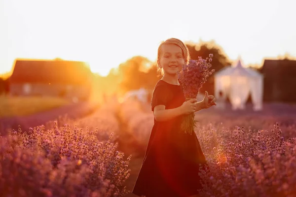 Cute Girl Bouquet Lavender Flowers Her Hands Walking Lavender Field — Stockfoto