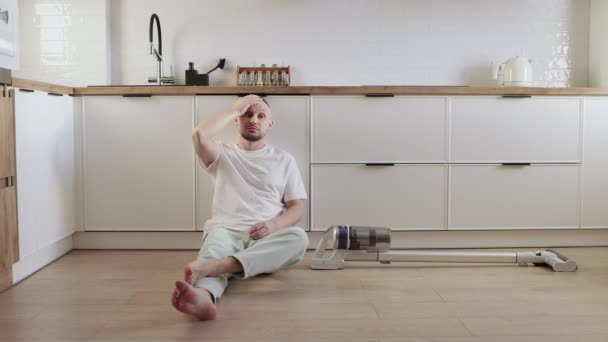 Gerakan Lambat Pria Lelah Duduk Lantai Dapur Setelah Melakukan Pekerjaan — Stok Video