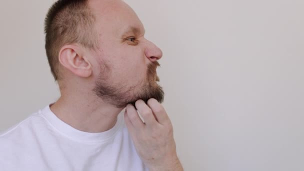 Vista Lateral Jovem Toca Sem Restrições Arranhando Sua Barba Grande — Vídeo de Stock