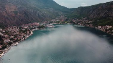 Akdeniz 'in Boka Körfezi kıyısındaki eski Kotor Montenegro kasabasının hava manzarası. Tatil yeri ve Avrupa 'da turist tuzağı. Güneşli bir yaz gününde İHA görüntüsü