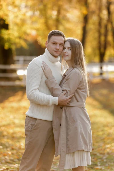 若いスタイリッシュなカップル愛好家が秋の公園で抱き合っています 恋に男と女の間の素敵なロマンチックな瞬間 幸せな家族だ 幸福の概念 — ストック写真