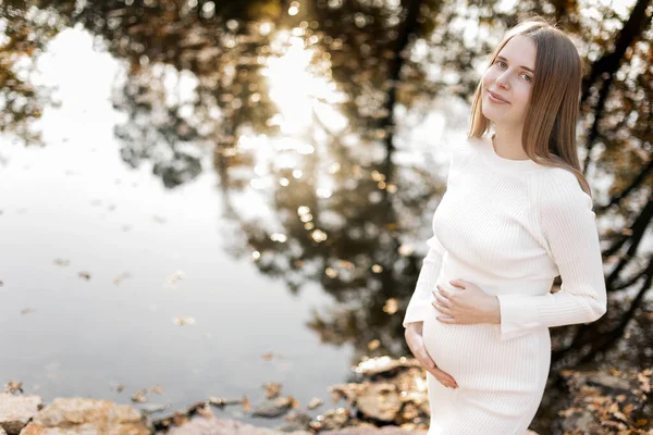 Día Las Madres Hermosa Joven Embarazada Vestido Punto Apretado Blanco — Foto de Stock