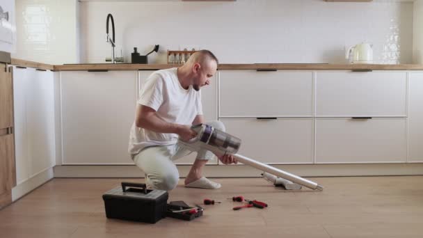 Concepto Trabajo Doméstico Tecnología Hombre Reparación Fijación Limpieza Sustitución Piezas — Vídeos de Stock