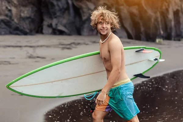 Fit Νεαρός Surfer Άνθρωπος Σγουρά Ξανθά Μαλλιά Σανίδα Του Σερφ — Φωτογραφία Αρχείου