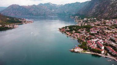 Akdeniz 'in Boka Körfezi kıyısındaki eski Kotor Montenegro kasabasının hava manzarası. Tatil yeri ve Avrupa 'da turist tuzağı. Güneşli bir yaz gününde İHA görüntüsü