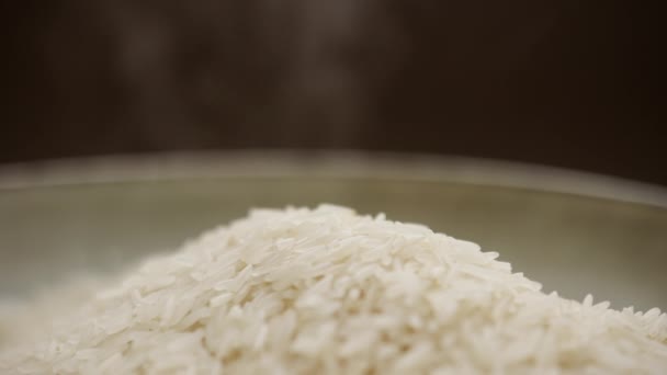 따끈하고 쌀밥에다 그릇에 증기를 넣는다 유기농 영양가가 슬로우 모션닫아 매크로 — 비디오