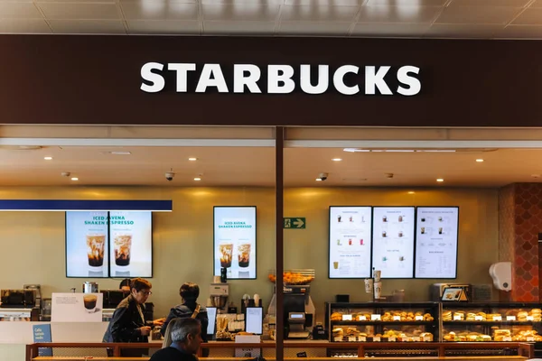 Valencia, İspanya: 18 Mart 2023: Valencia Uluslararası Havaalanı 'nın kalkış salonundaki Starbucks kafeteryası. Starbucks Corporation bir Amerikan kahve şirketi ve kahve zinciri..