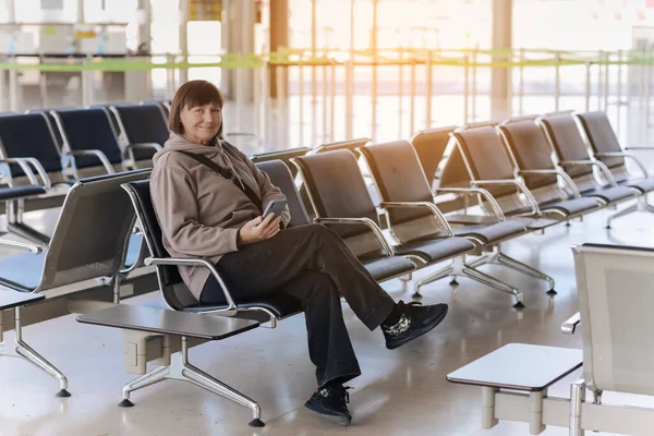 Доросла Мандрівна Жінка Сидить Терміналі Аеропорту Чекає Посадку Рейс Вильоту — стокове фото