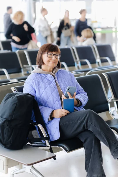 Vuxen Resenär Kvinna Med Handbagage Ryggsäck Och Pass Väntar Ombordstigning — Stockfoto