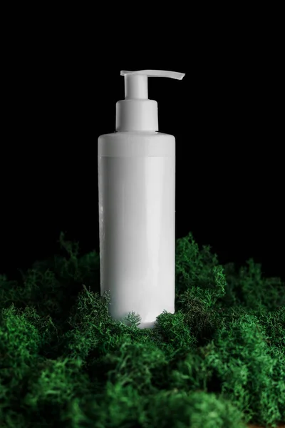 化妆品 理疗等概念 白色的化妆品罐 装有模型 瓶装在绿色苔藓上 黑色底色 零废物产品 生物嗜好设计 — 图库照片