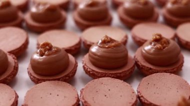 Bir sürü Fransız tatlısı, ganache kremalı ve tuzlu karamel ve fındıklı makarna. Çikolatalı kurabiye yapıyorum. Makarna pişirme, şekerleme ve pişirme konsepti