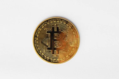 Sikke altın bitcoin sembolü siber dünyada çevrimiçi iş ve para değişimi için kullanılan modern dijital kripto para birimi, beyaz arka planda izole. Finansal ve ticari yatırım ticareti kavramı.
