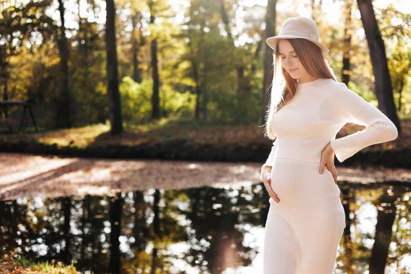 День Матери Красивая Молодая Беременная Женщина Белом Обтягивающем Платье Маленьким — стоковое фото