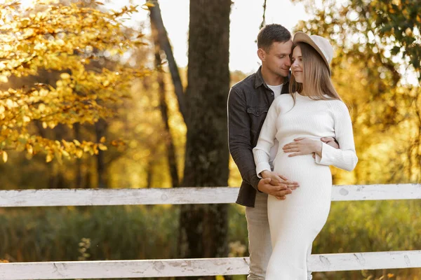 Feliz Mujer Embarazada Con Estilo Abrazos Hombre Beso Toca Vientre —  Fotos de Stock