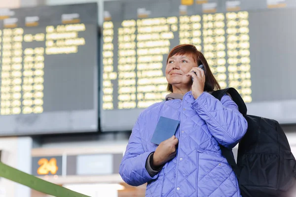 Dorosła Kobieta Podróżująca Bagażem Podręcznym Plecakiem Paszportem Rozmawia Smartfonie Czeka — Zdjęcie stockowe
