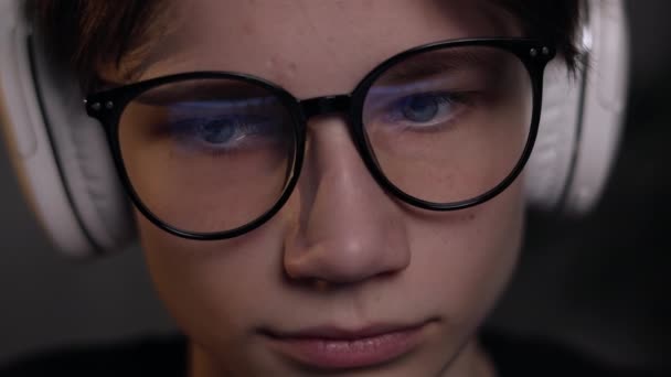 Gözlüklü Ekranda Yansıyan Kulaklıklı Genç Oyuncu Abonelere Oyunu Anlatırken Canlı — Stok video