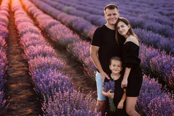 가족의 아버지와 어머니 그리고 라벤더 밭에서 즐거운 시간을 보내고 아이와 — 스톡 사진