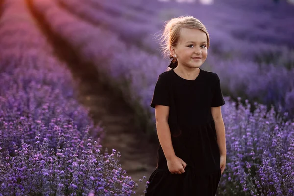 Elinde Bir Demet Lavanta Çiçeğiyle Sevimli Bir Kızın Portresi Bir — Stok fotoğraf