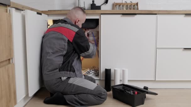 Reparateur Overalls Installeert Vervangt Drinkwaterfilters Onder Gootsteen Keuken Service Concept — Stockvideo
