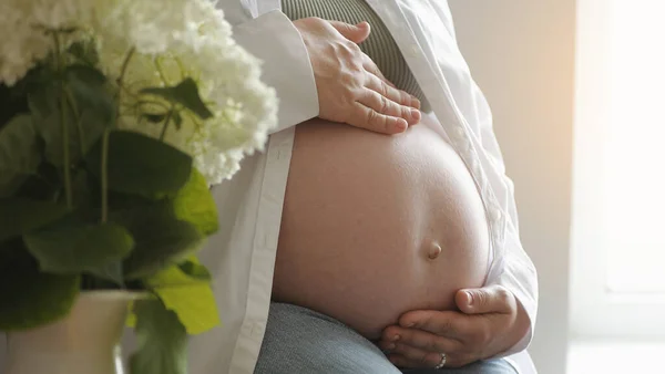 妊娠中の女性の腹 お腹を愛撫する妊婦さん 健康な妊娠中の母親のコンセプト 妊娠中のおなかの母親の手 赤ちゃんや幸せな家族を待っていて — ストック写真
