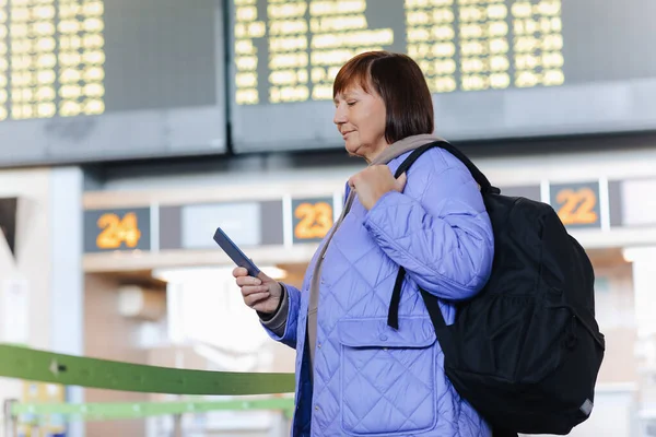 Viaggiatrice Adulta Con Bagaglio Mano Zaino Tiene Passaporto Attende Viaggio — Foto Stock