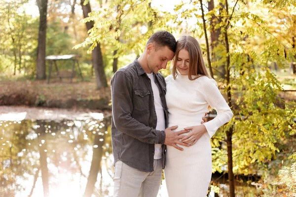 Día Familia Elegante Matrimonio Irreconocible Pareja Embarazada Esperando Bebé Hombre —  Fotos de Stock