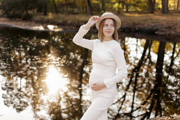 Ημέρα Μητέρων Όμορφη Νεαρή Έγκυος Γυναίκα Λευκό Στενό Πλεκτό Φόρεμα — Φωτογραφία Αρχείου