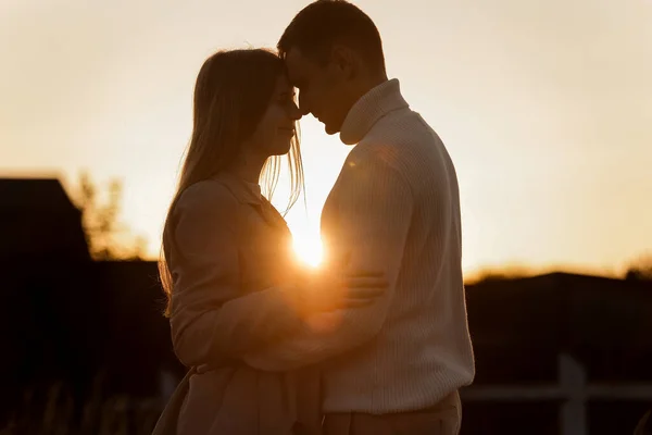 Silhuett Kärleksfulla Par Vid Solnedgången Kramar Och Vidrör Näsa För — Stockfoto