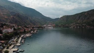 Akdeniz 'in Boka Körfezi kıyısındaki eski Kotor Montenegro kasabasının hava manzarası. Tatil yeri ve Avrupa 'da turist tuzağı. Güneşli bir yaz gününde İHA görüntüsü