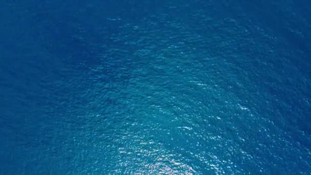 从高空俯瞰蓝绿色蓝绿色海水纹理 水面的一个视图 水面的背景 — 图库视频影像