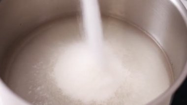 Şekerin çelik tencereye vidalanmasını ve alttaki suyun ateşte eritip ev yapımı karamel, krema ve lolipop yapmasını sağla. Pasta dükkanı için gereken malzemeler..