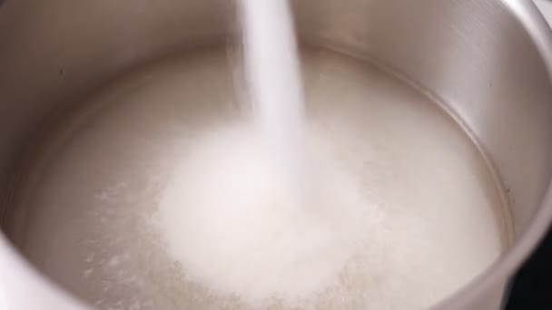 Nahaufnahme Von Zucker Der Einen Stahltopf Geschraubt Wird Mit Wasser — Stockvideo