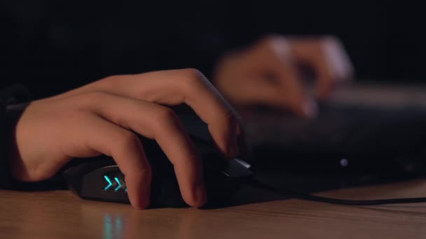 Закручивание Рук Человека Помощью Компьютерной Мыши Играет Видеоигру Ночам Мужчина — стоковое видео