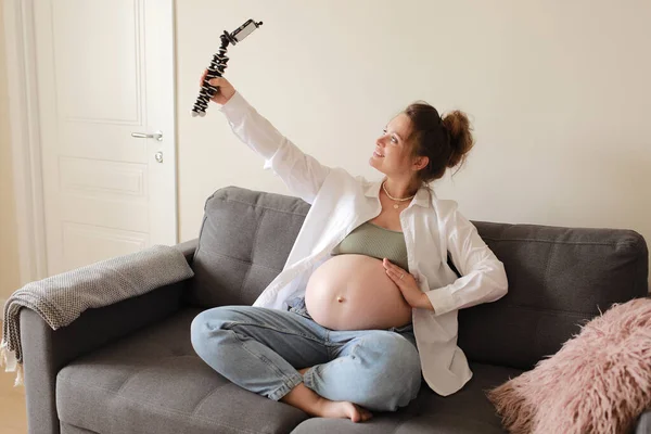 Boldog Várható Anya Népszerű Vlogger Rögzíti Videó Online Blog Kanapén — Stock Fotó