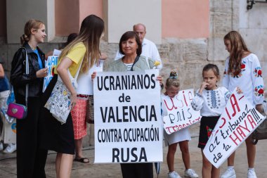 Valencia, İspanya. 18 Eylül 2022: Toplantı, Ukrayna Savaş Protestosu. Rusya 'nın Ukrayna' yı işgaline karşı protesto. Bazı Ukrayna Savaş Karşıtı şarkılar ve afişler, savaş bitmedi, Rusya öldürüyor, Putin teröristi