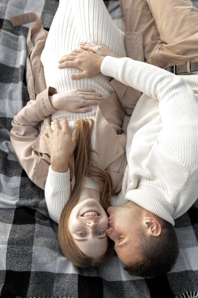 Szczęśliwego Dnia Rodzinnego Najlepszy Widok Mężczyznę Ciężarną Żonę Obejmującą Leżącą — Zdjęcie stockowe