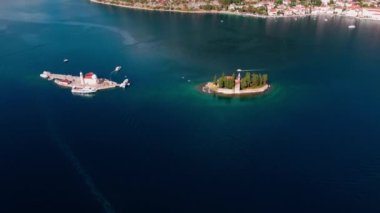 Perast, Adriyatik Denizi, Karadağ 'daki Kotor körfezindeki Our Lady of the Rocks veya Gospa od Skrpjela ve Katolik manastırı Aziz George' un hava manzarası. Ağır çekim. Turizm merkezi.